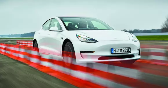 Tesla Model 3: Eligibilă ca Alternativă!