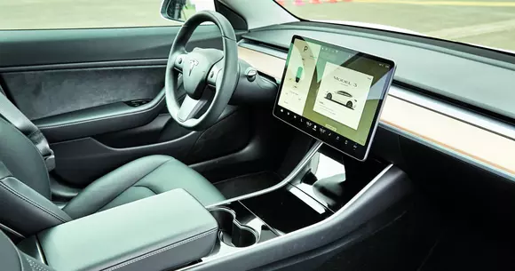 Un proprietar de Tesla Model 3, fără permis după ce a încercat să modifice viteza ștergătoarelor