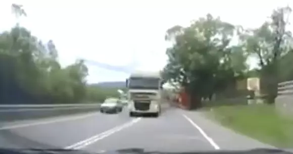 Momentul care se putea încheia tragic! Cum a decis un tirist să abordeze o depășire | VIDEO