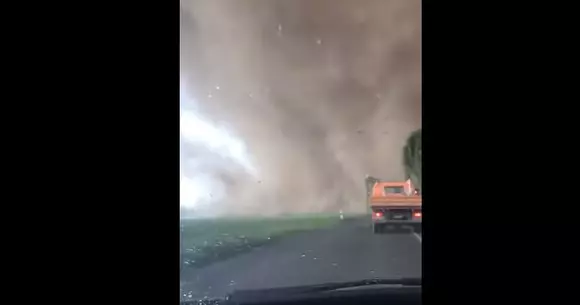 Tornadă în Germania. Cum se vede de la volanul unui automobil? | VIDEO