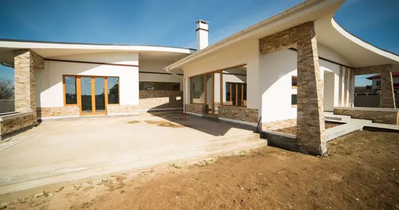 Cât costă o vilă în cea mai exclusivistă zonă de la marginea Bucureștiului? Este ideală dacă vrei un stil de viață activ pentru familia ta