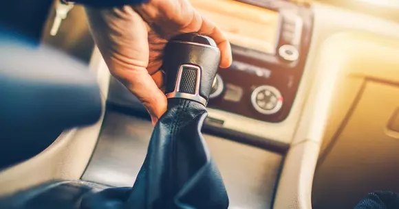 Ești mereu în viteză? 5 greșeli pe care le faci cu cea mai uzată parte a mașinii tale