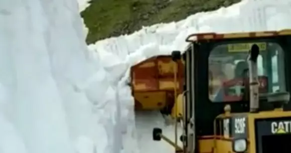 Zăpadă pe Transfăgărășan la sfârșit de mai. Drumarii curăță munții de omăt