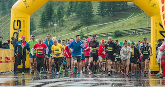 Aproape 1,500 de alergători înregistrați și peste 15,000 euro strânși la a IX-a ediție a DHL Carpathian Marathon