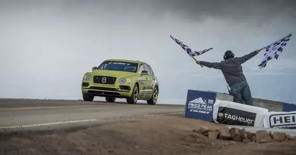Bentley Bentayga sărbătorește cu o ediție specială
