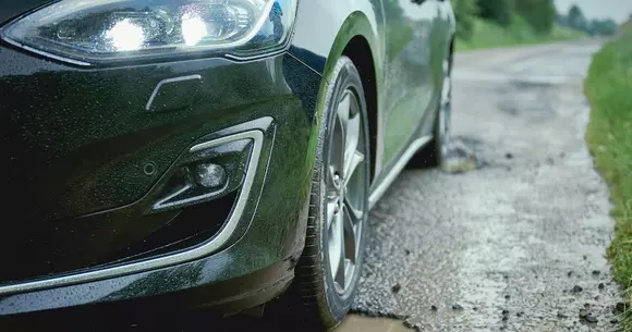 Noul Ford Focus are un sistem care detectează gropile