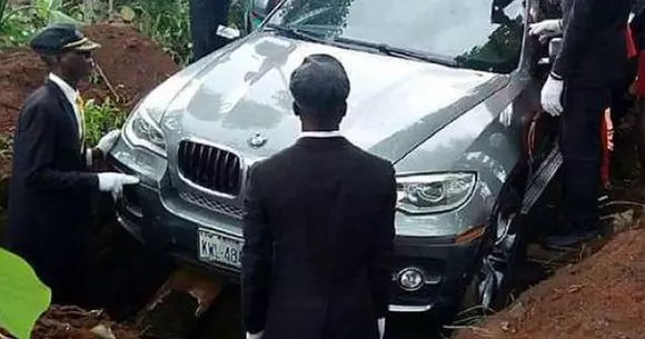 Şi-a îngropat tatăl într-o maşină de lux (Video)