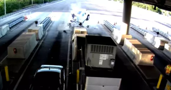 Pasagerul unei mașini a fost aruncat 20 de metri prin aer în urma unui accident (Video)