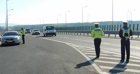 Conduci cu 160 km/h şi vântul bate cu 120 km/h. Ce viteză înregistrează radarul