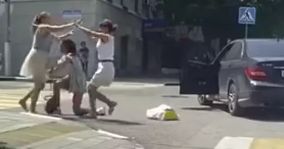 Bătaie sălbatică în trafic: Trei femei se luptă în stradă (Video)