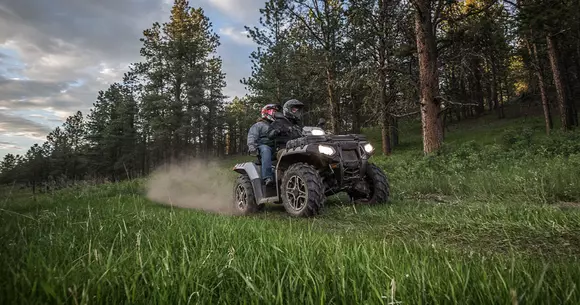 (P) Confruntarea regilor ATV Touring: Polaris Sportsman Touring 570 DPS vs. Can-Am Outlander MAX DPS 570 ABS