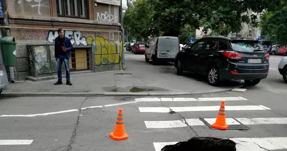 O stradă din centrul Bucureștiului s-a surpat. Crater uriaș apărut pe o trecere de pietoni