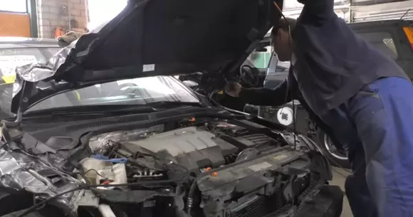 Cum se repară o daună totală într-un atelier neoficial (Video)