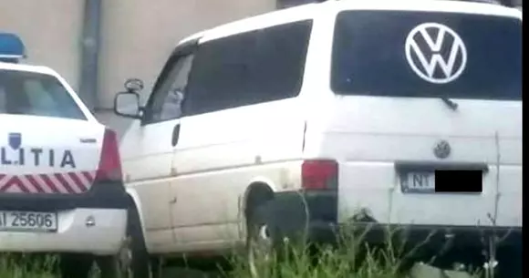 O dubă albă stârneşte o adevărată isterie la Bacău