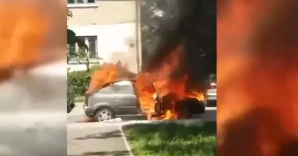 Mașină în mers, cuprinsă de flăcări uriașe