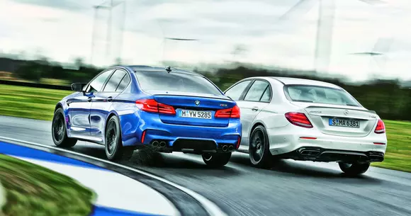 Noul BMW M5 versus Mercedes-AMG E 63 S+: pentru AMG,  situaţia a devenit albastră