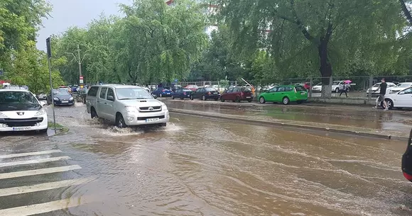Prăpăd în București după ploaia torențială de joi