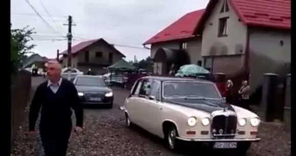 Preoții de rang înalt din Suceava au mers cu o maşină de colecţie la slujbă (Video)