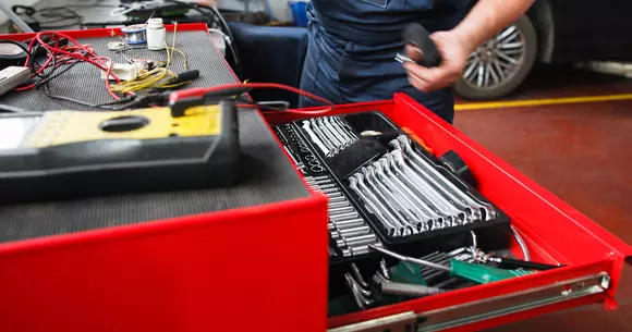 5 echipamente și scule care nu trebuie să lipsească din garajul tău