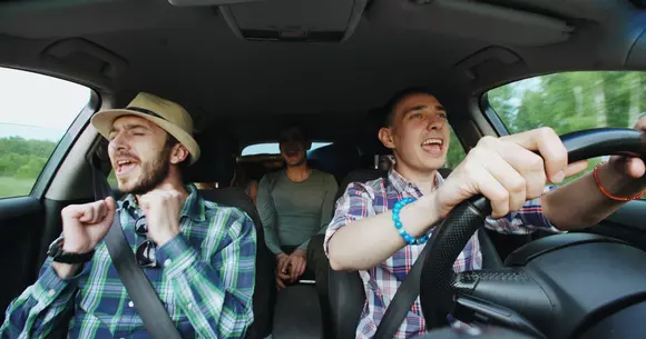 3 idei care te scapă de plictiseală la drum lung