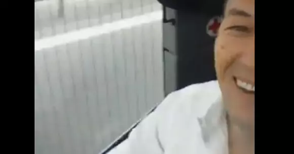 Un șofer de autocar face live la volan, în timp ce pasagerii dansează pe manele (Video)