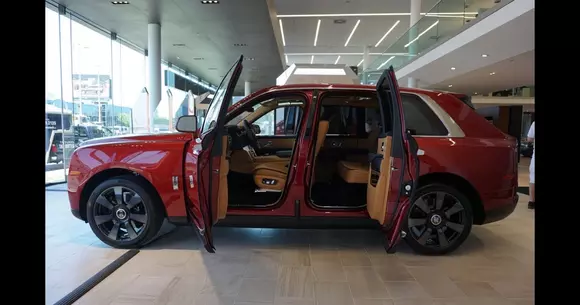 Întâlnire cu Rolls-Royce Cullinan, cel mai luxos SUV din lume