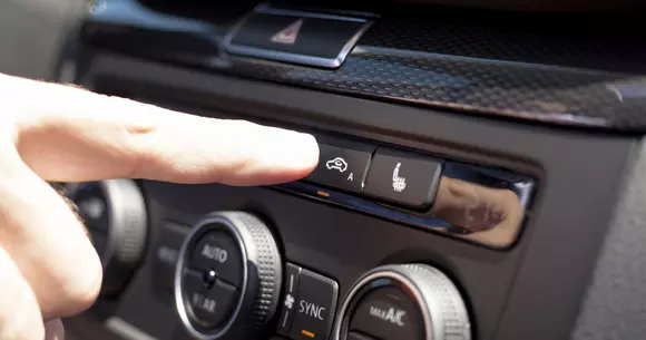 Cinci greșeli frecvente pe care le fac șoferii cu sistemul de aer condiționat