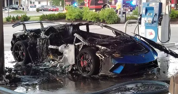 Un Lamborghini Huracan distrus la benzinărie din neatenția unui alt șofer