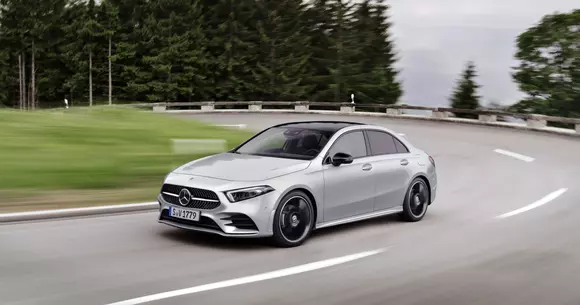Mercedes-Benz Clasa A Limuzină a ajuns în România. Cât costă cel mai accesibil Benz?