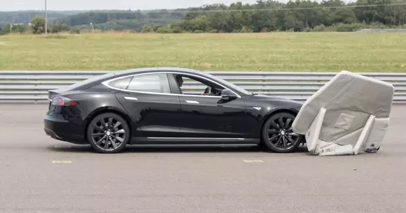 Tesla Model S a picat un test controversat de frânare autonomă