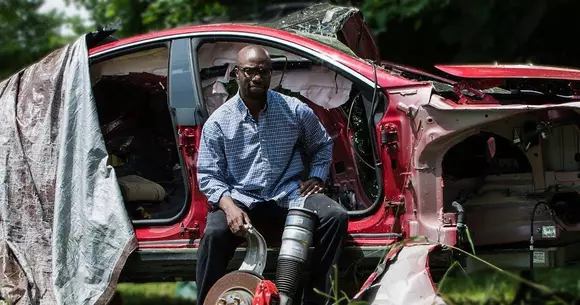 VIDEO: Omul care repară mașini Tesla făcute daună totală