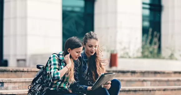 Să mă angajez din timpul facultății?