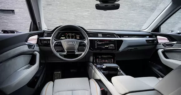 Audi e-tron va fi prima mașină de serie fără oglinzi laterale