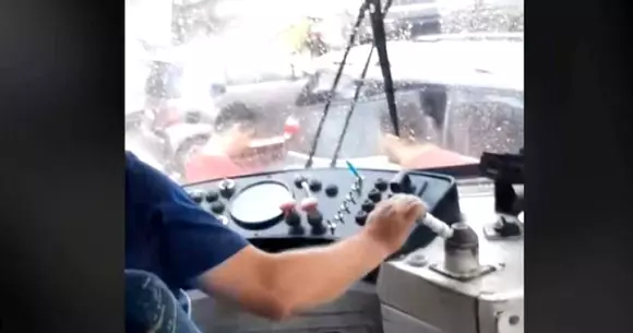 Un vatman din Bucureşti a lovit intenţionat cu tramvaiul o maşină (Video)
