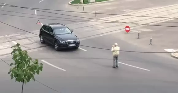 Motivul incredibil pentru care un pensionar a blocat o intersecție la Galați (Video)