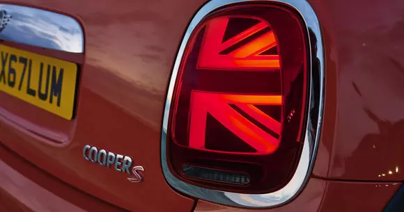 Stopurile cu design „Union Jack” sunt disponibile pentru toate modelele MINI Hatch şi MINI Cabriolet