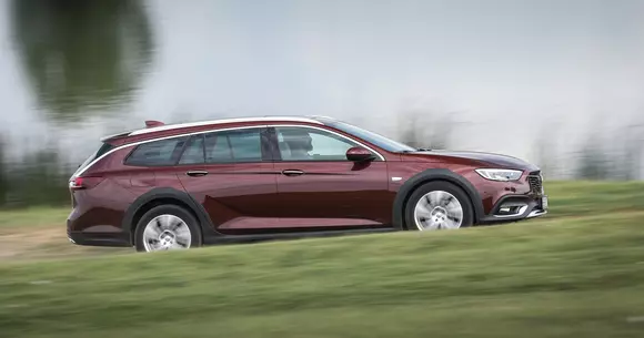 Opel Insignia Country Tourer: Corporatistul curajos