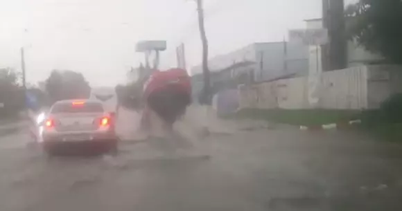 VIDEO: Șoferul unui Logan plătește scump o depășire prin dreapta