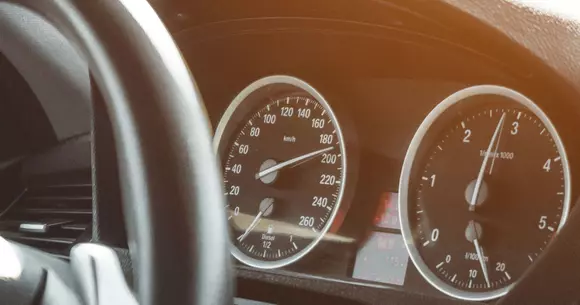 Șoferii români și viteza: Depășirea vitezei maxime cu peste 50km/h este din ce în ce mai frecventă