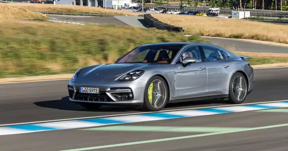 Porsche Panamera Turbo S E-Hybrid are deja șase recorduri pe circuit