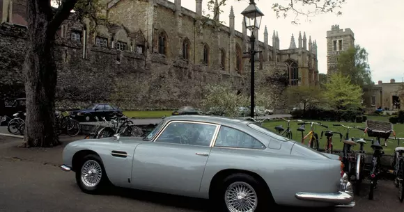 Aston Martin va construi în serie limitată una dintre mașinile lui James Bond