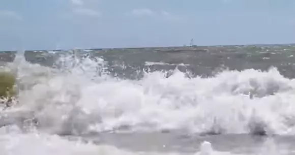 Iată de ce nu trebuie să intri cu mașina pe plajă