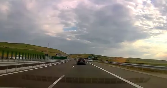 Video: Un şofer merge pe contrasens pe noua autostradă Aiud-Turda