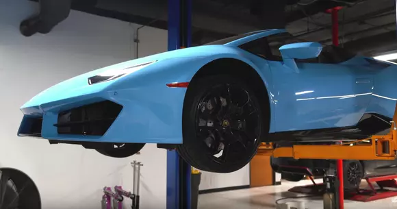 Cum schimbi uleiul la un Lamborghini Huracan