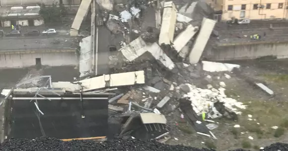 Dezastru în Italia: un viaduct al unei autostrăzi s-a prăbușit. Printre victime, și un român