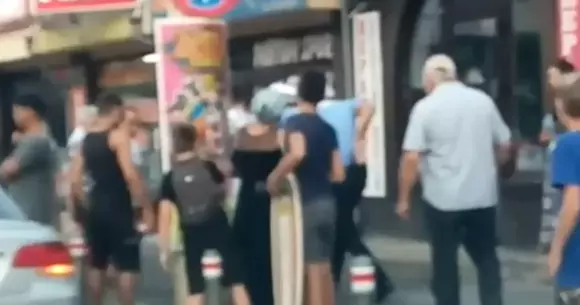 VIDEO: Un şofer recalcitrant a fost încătuşat de poliţişti