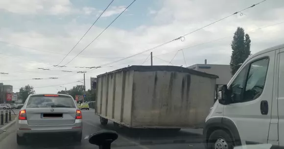 Un șofer a găsit soluția perfectă la problema lipsei locurilor de parcare din București