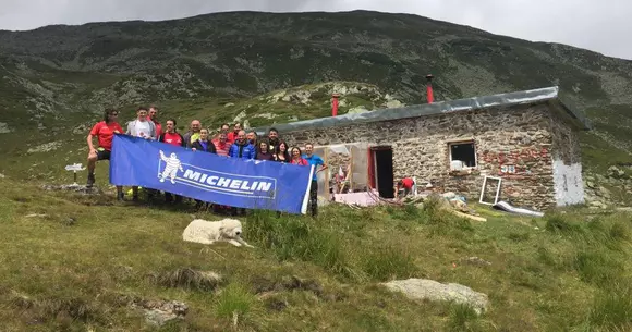 Michelin România a reamenajat Refugiul Iezer cu ajutorul voluntarilor