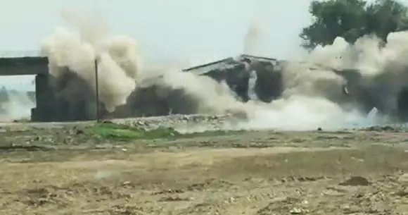 Video: Vezi cum dispare un pod afectat de inundații