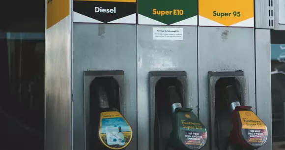 Carburanții își schimbă denumirile din 12 octombrie